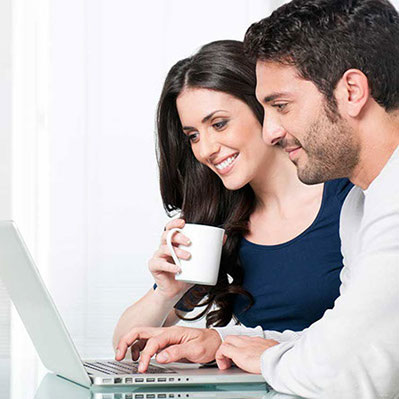 Pärchen informiert sich im Internet