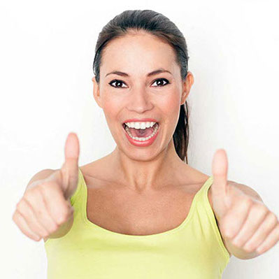 Frau zeigt schöne Zähne